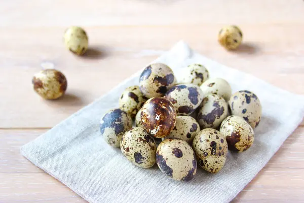 Quail eggs on the white napkins on the rustic background. Concept healthy food. — Stock Photo, Image