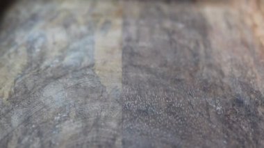 Yeşil mercimekler bir kaseye doldurulur. Kuru mercimek taneleri. Dökülen mercekler.