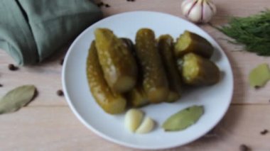 Karabiber salatalığın üzerine düşer.