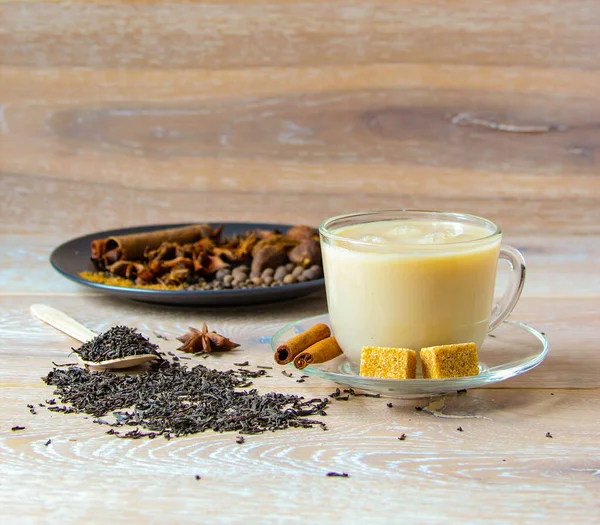 Tradycyjny Indyjski Napój Herbata Masala Przyprawami Drewniane Tło Zamknij Popularne — Zdjęcie stockowe