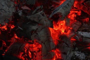 Yanmış odunlar yakın çekim ateşinde yanmış. Alevli atmosfer arkaplanı.