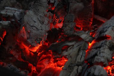 Yanmış odunlar yakın çekim ateşinde yanmış. Alevli atmosfer arkaplanı.