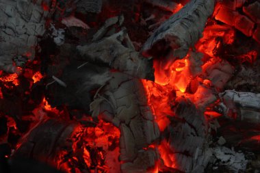 Yanmış odunlar yakın çekim ateşinde yanmış. Alevli atmosfer arkaplanı.