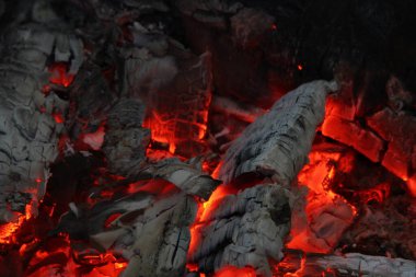 Yanmış odunlar yakın çekim ateşinde yanmış. Alevli atmosfer arkaplanı.