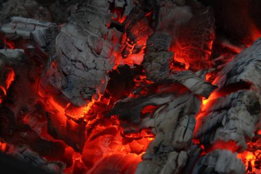 Yanmış odunlar yakın çekim ateşinde yanmış. Alevli atmosfer arkaplanı.