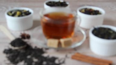 Çay çeşitleri. Kasede çeşit çeşit çay. Şekerli bir fincanda çay..