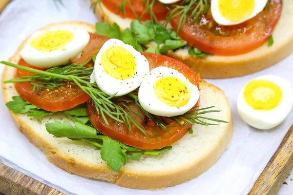 Świeże Kanapki Tostami Przepiórczymi Jajkami Pomidorami Zielonymi Ziołami Zbliżenie Widok — Zdjęcie stockowe