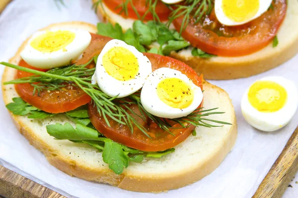 Frische Toastbrote Mit Wachteleiern Tomaten Und Grünen Kräutern Nahaufnahme Ansicht — Stockfoto