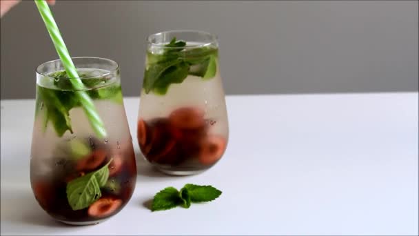 Bebidas frías en botellas pequeñas. Limonada de menta con cerezas. Cóctel Mojito. — Vídeo de stock