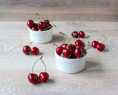 Kırsal arka plandaki bir kasede taze kırmızı böğürtlen. Sağlıklı beslenme yemekleri.