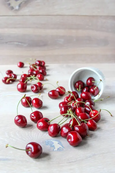 Frische Reife Rote Beeren Auf Einer Schüssel Auf Dem Rustikalen — Stockfoto