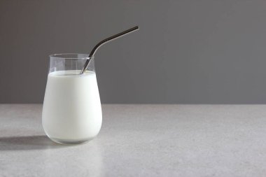 Süt masada. Vejetaryen ya da vejetaryen sütü. Sebze sütü. Sağlıklı gıda konsepti. Alternatif süt konsepti. Yatay yönelim.