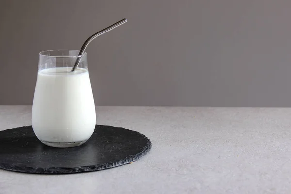 テーブルの上のミルク ビーガンまたはベジタリアンミルク 野菜ミルク 健康食品の概念 牛乳の代替概念 水平方向 — ストック写真