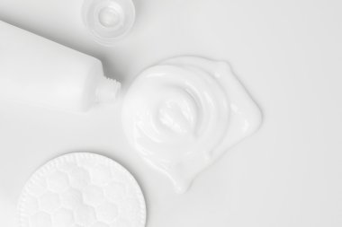 Splash beyaz krema, tüp ve kozmetik pamuklu disk