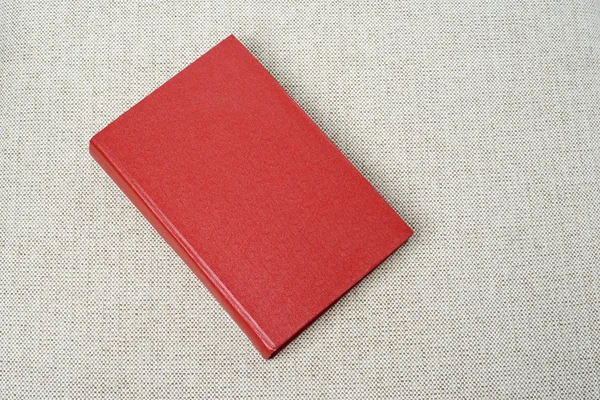 Libro rojo en el sofá — Foto de Stock