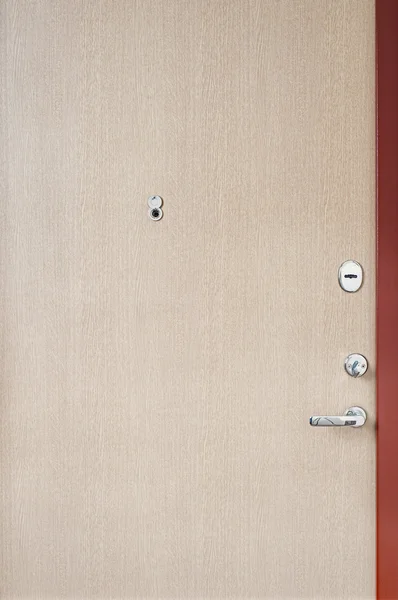 Puerta de madera de un apartamento —  Fotos de Stock