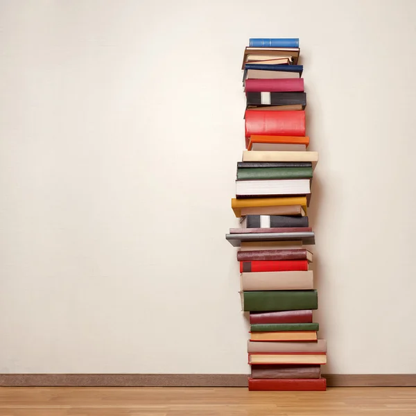 Ahşap zemin üzerinde eski kitaplar