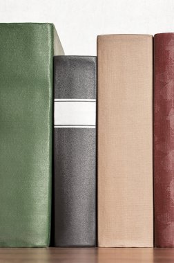 Rafta bir yığın kitap.