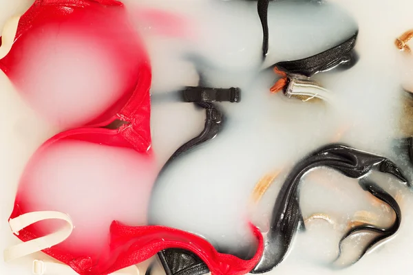 Бюстгальтеры в раковине — стоковое фото