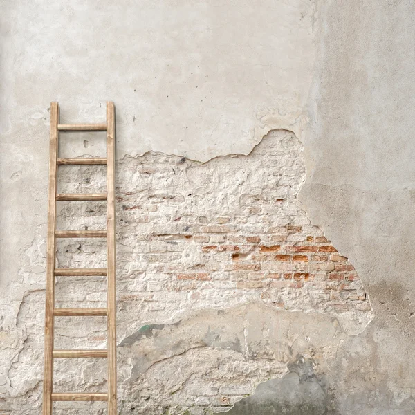 Weathered stucco wall with wooden ladder — Stock Photo, Image