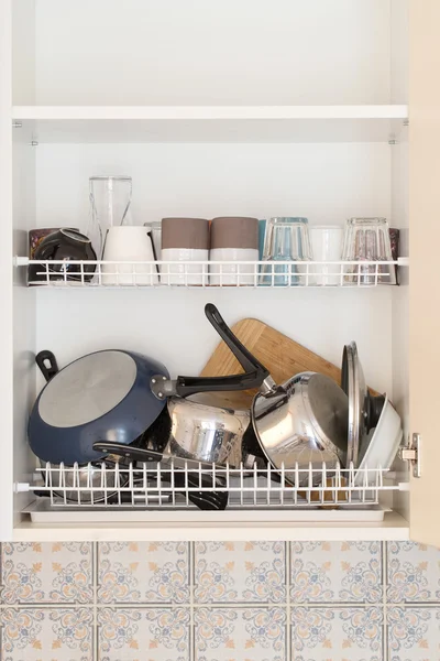 Мокрая посуда в шкафу для посуды — стоковое фото