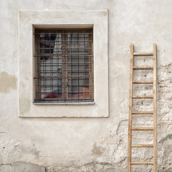 Abandoned cracked brick wall with a window — Stock Photo, Image