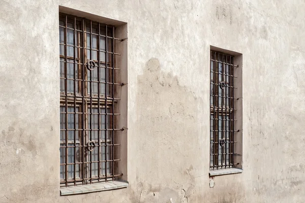 Mur fissuré abandonné avec deux fenêtres — Photo