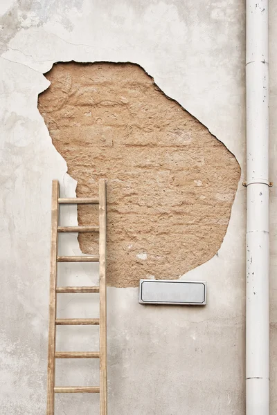 Gebarsten muur met straatnaambord — Stockfoto