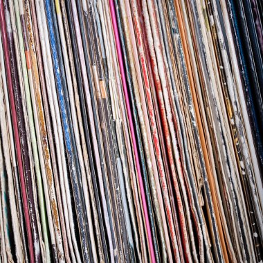 eski vinil kayıtlar yığını
