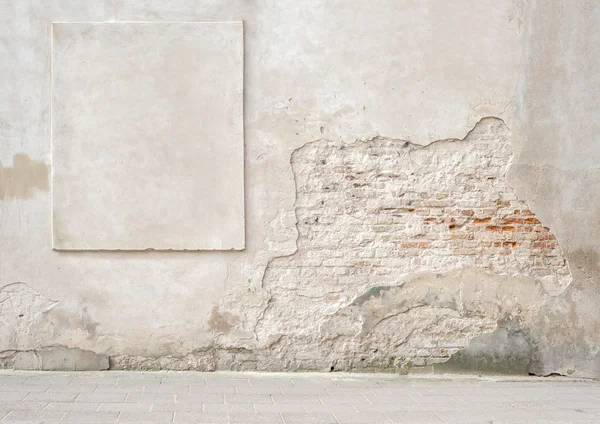 Заброшенная кирпичная стена с лепниной — стоковое фото