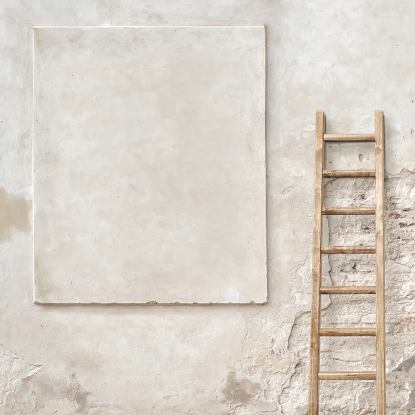 Parete in stucco stagionato con scala in legno — Foto Stock