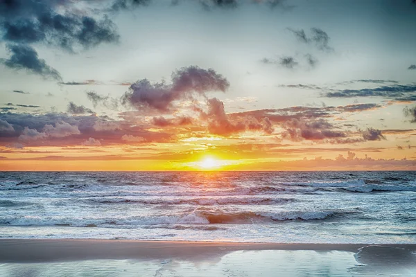 Solnedgång på det stormande havet — Stockfoto