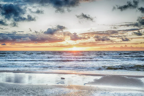 Puesta de sol en el mar tormentoso — Foto de Stock