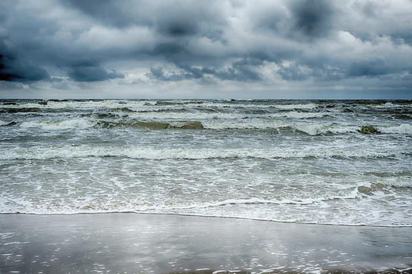 Stormachtige zee en bewolkte hemel — Stockfoto