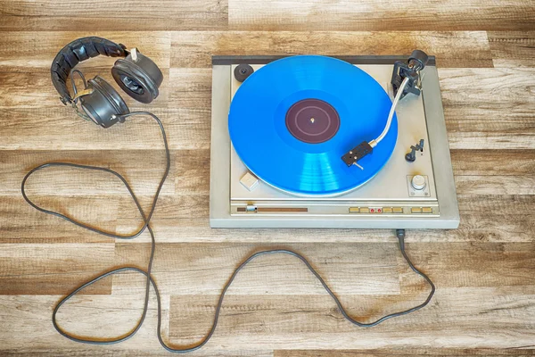 Disco de vinilo azul girando en el tocadiscos — Foto de Stock