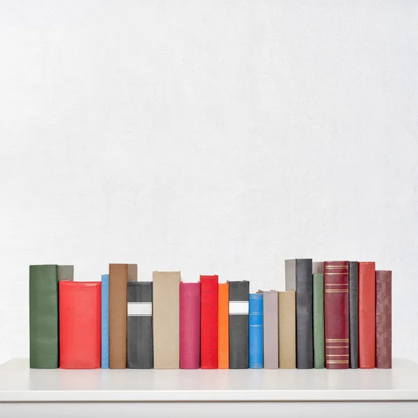 Stapel boeken op tafel — Stockfoto