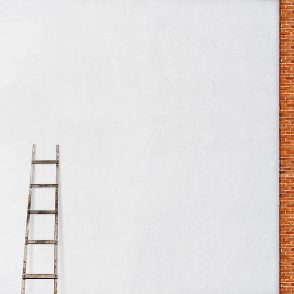 Verwitterte Ziegelwand mit Holzleiter — Stockfoto