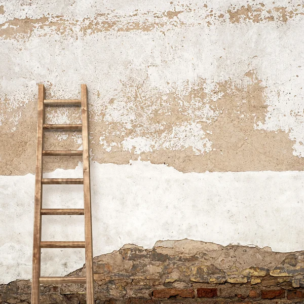 Pared de estuco con escalera de madera —  Fotos de Stock