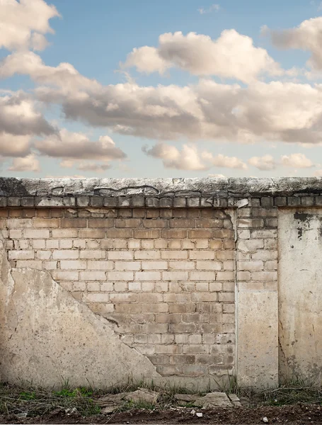 Blue sky with clouds behind the cracked wall — Stock Photo, Image