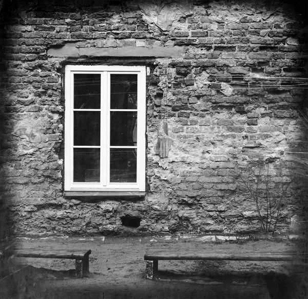 Grunge tégla fal-, ablak — Stock Fotó