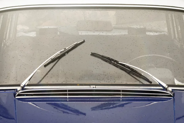 Window with wipers of vintage car — 图库照片