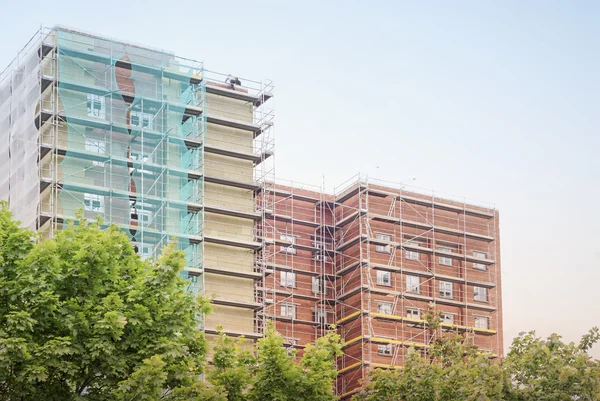 Restaurierung Fassade eines hohen Hauses lizenzfreie Stockbilder