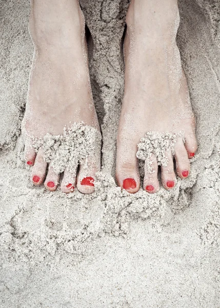 Femme pieds sur le sable — Photo