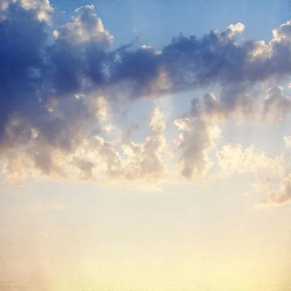 Bewölkter und sonniger Himmel Stockbild