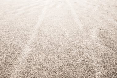 kum üzerinde lastik izleri