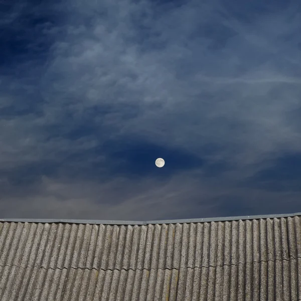 Tetto piastrellato e cielo azzurro nuvoloso — Foto Stock