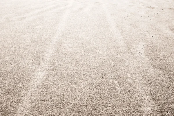 在沙滩上的轮胎轨迹 — 图库照片