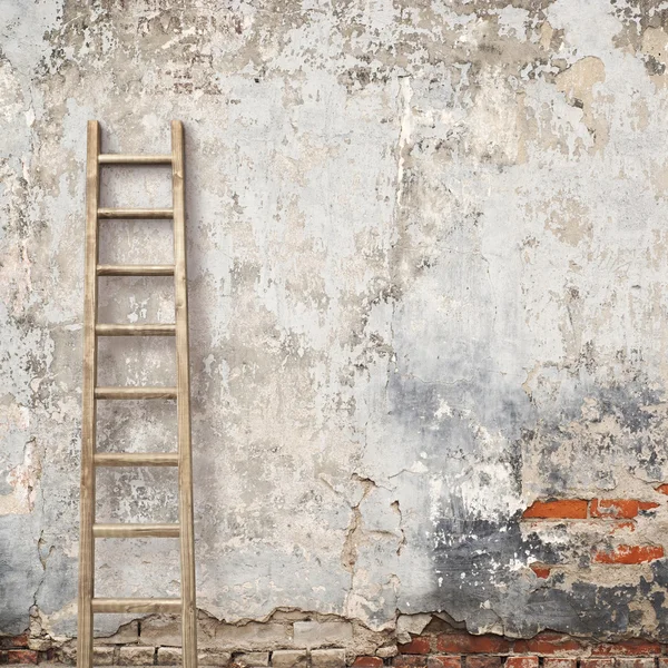 Weathered stucco wall with wooden ladder — Stock Photo, Image