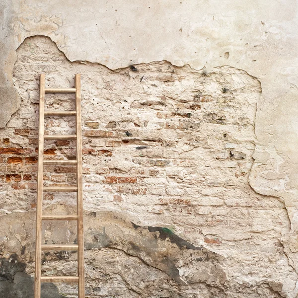 Verweerde pleisterwerk muur met houten ladder — Stockfoto