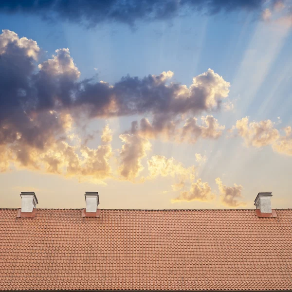 曇りの青い空とタイル張りの屋根の上 — ストック写真